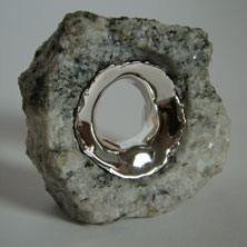 Obrączka, seria „Kontrasty” (srebro, granit). Pokonkursowa Wystawa Biżuterii Artystycznej Prezentacje 2005.  Autor: Norbert Kotwicki